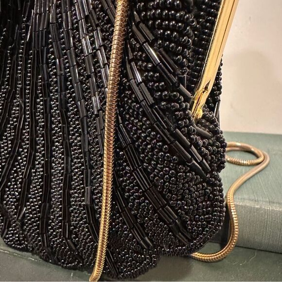 Vintage clamshell Black Beaded Evening Bag with gold hardware and chain shoulder - Picture 5 of 7